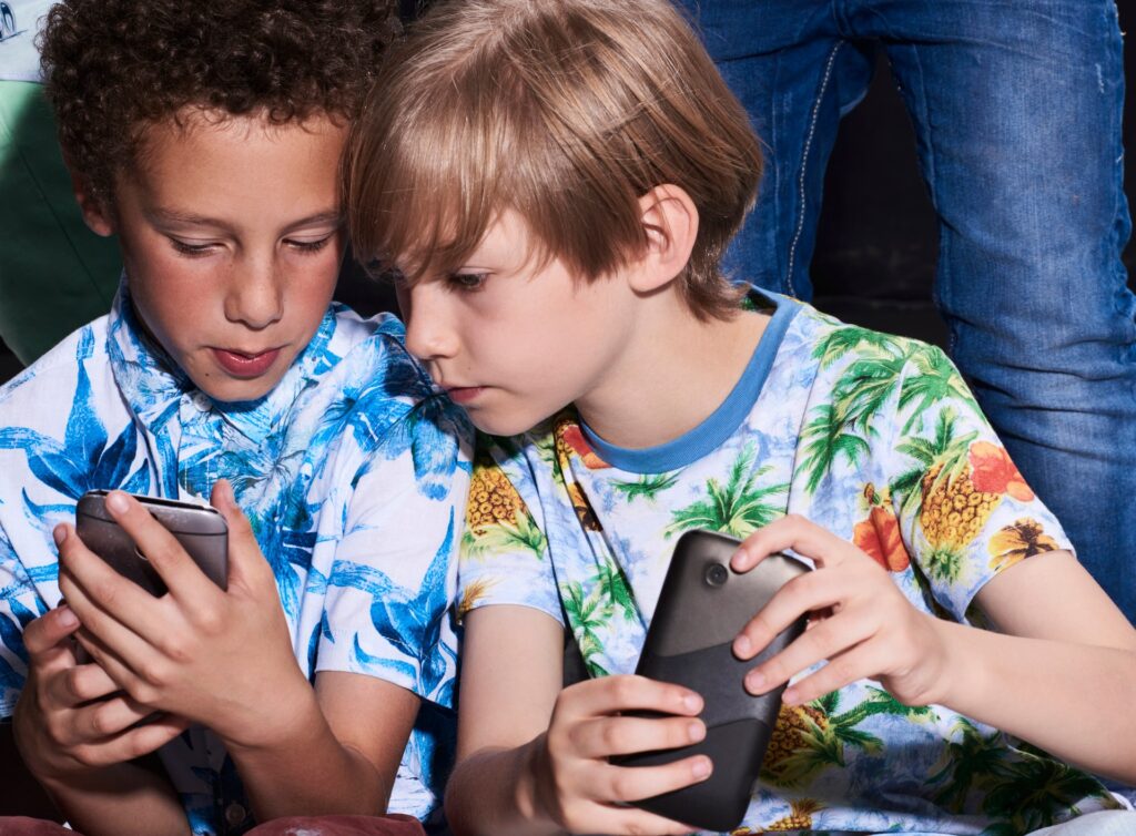 Such as warnings about tobacco... An American official calls for warnings about the harmful effects of social networking sites on teenagers