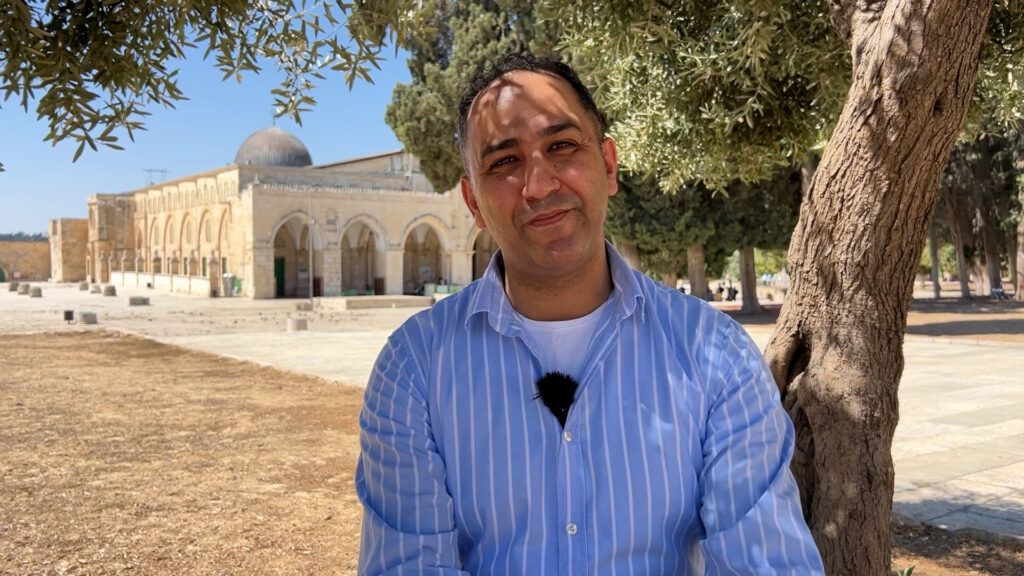 Diaa Zaghir.. A Jerusalemite surgeon who loves Al-Aqsa and is passionate about treating children