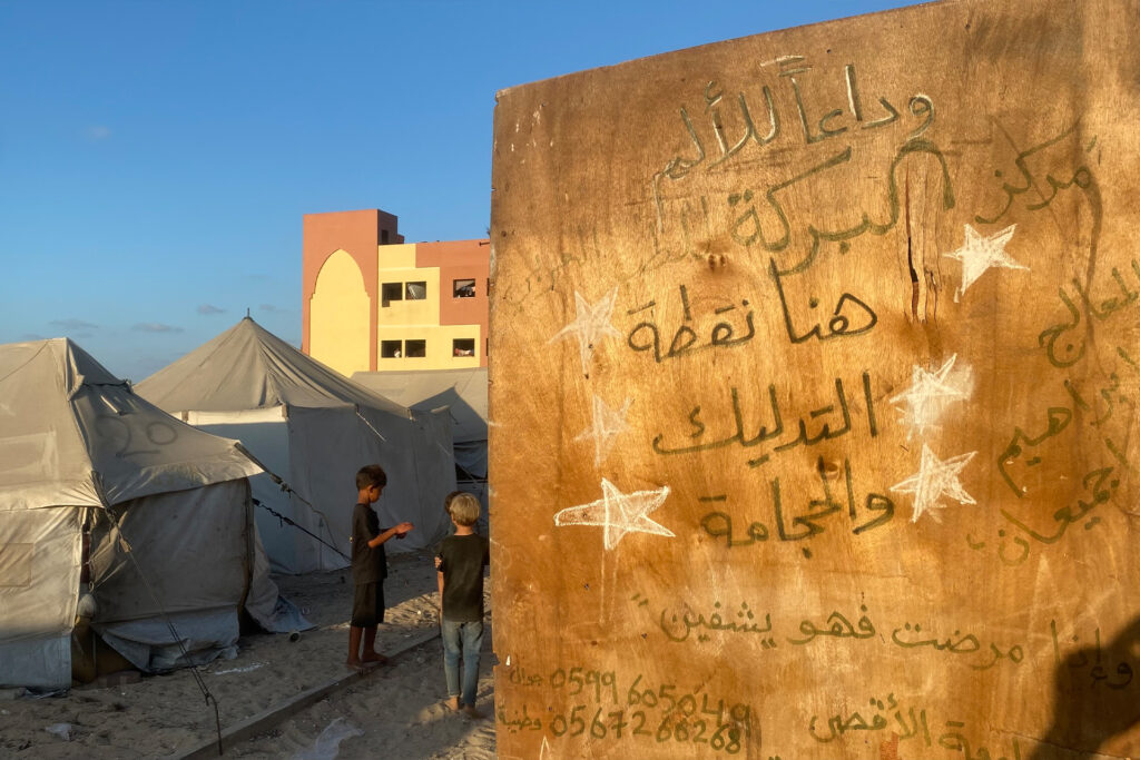 Watch.. A tent in Gaza to treat war diseases with alternative and folk medicine