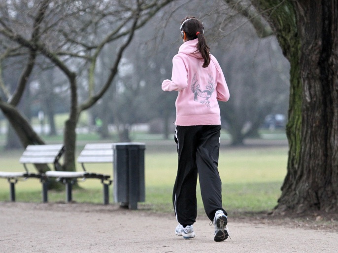 There is nothing to prevent jogging in open spaces during the fall and winter seasons, if two basic conditions are adhered to: good warm-up and wearing appropriate clothing. (Publication is free for clients of the German News Agency “dpa”. The image may only be used with the aforementioned text and provided that its source is indicated.) Lens: dpa