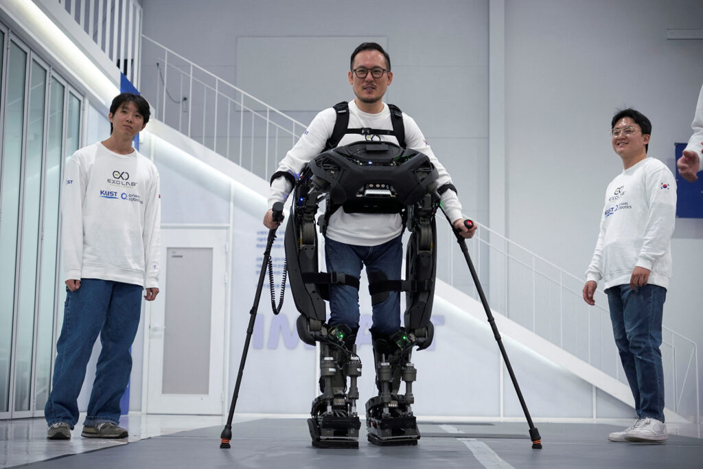 South Korea creates a wearable robot that helps paraplegic patients walk