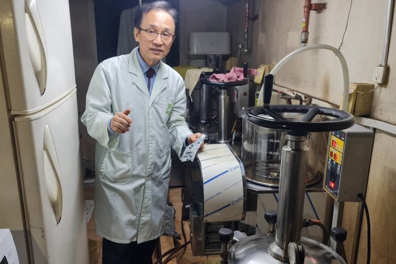A special laboratory in Dr. Sue-Boom Clinic for the manufacture of medicinal herbal oils