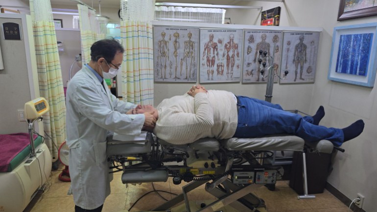 Dr. Soo-On the day he practices physical therapy on the neck of Al-Jazeera Net, Al Jazeera Net