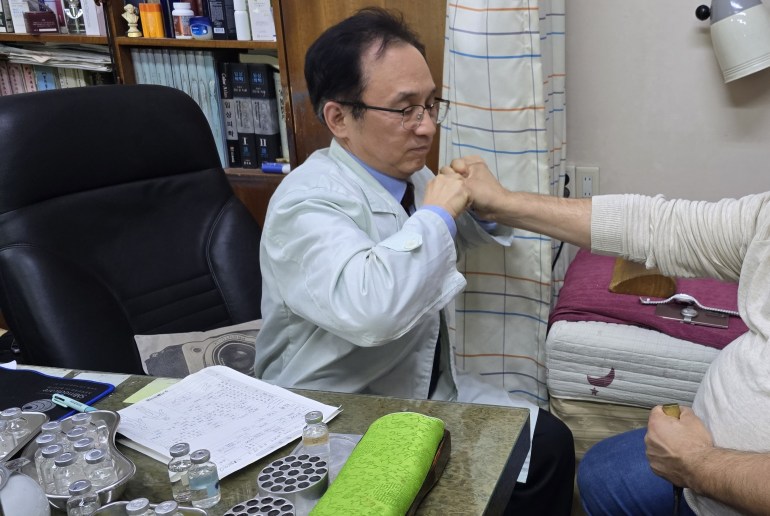 Doctor Su-Boom is trying to open between the Sabbath and the thumb of Al-Jazeera Net, in a test that includes herbal oil bottles
