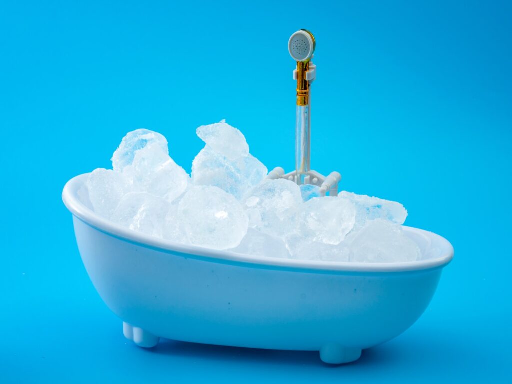 Bathing with cold water helps calm sleep, but it increases the risk of infections
