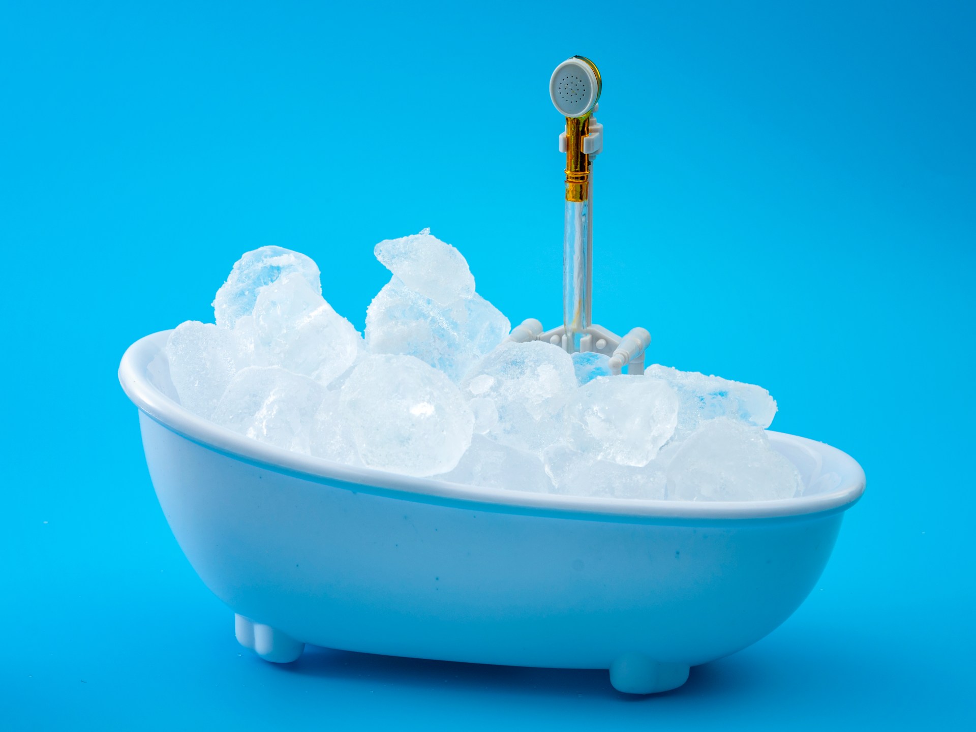 Bathing with cold water helps calm sleep, but it increases the risk of infections