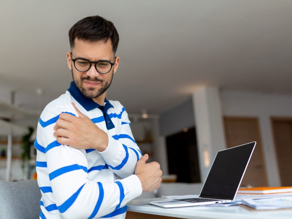 What are the causes of shoulder pain?