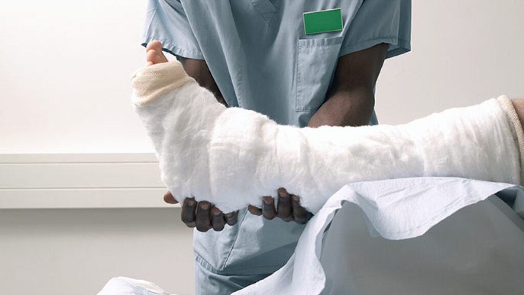 Zinc -based soluble implants to treat fractures