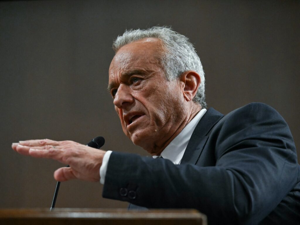 The US Secretary of Health promotes vaccination against measles