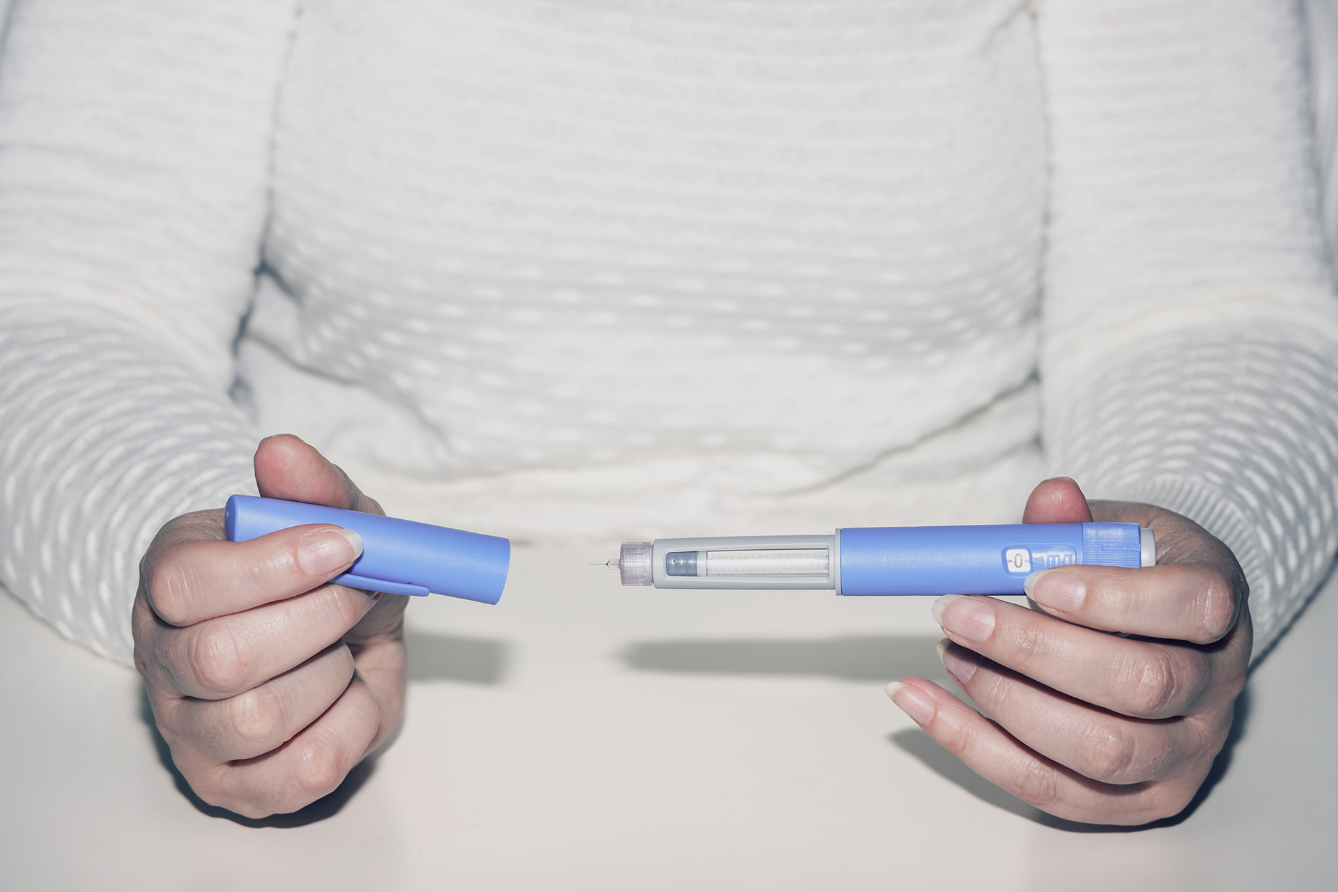 The side effects of Ozmbek worry and notify patients are multiplying .. A woman used Mondaru describing him as stabbing a knife