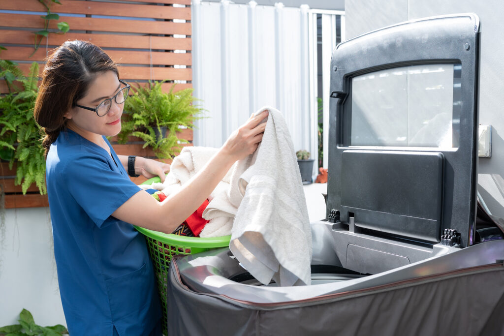 Researchers: Washing clothes at home does not sterilize the clothes of health care workers
