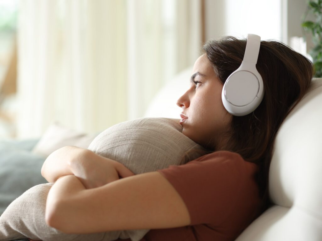 Tips to protect your hearing .. Use plots and do not remove wax at home