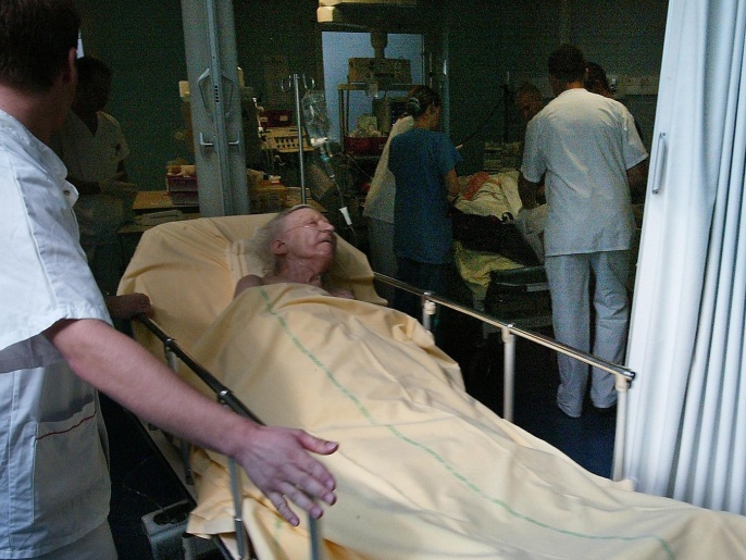 Une personne âgée souffrant d'hyperthermie Atten de Soins, le 13 août 2003 à l'HôPital mileitaire bégin à saint-personé. Plusieurs personnes âgées sont décédées ces derers jours pour des carses liées à la canicule. An elderly man enjoying from hyperthermia Is Tended to By a Doctor at the Begin Military Hospital in Saint-Mandé, Paris, 13 August 2003. A Top Parisian Physician Has Claimed that More Than A 100 People Had Died in the Interest Heat wave that has blackeded France for more than a week. Hospitals Across France Have Been Overrun with Elderly Patiences Seeing Treatment for Heat Related Complains.