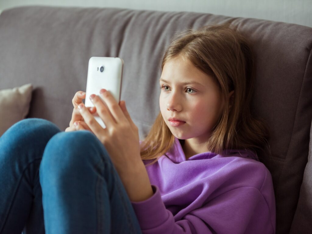 A global study linking the possession of smartphones early with the deterioration of mental health