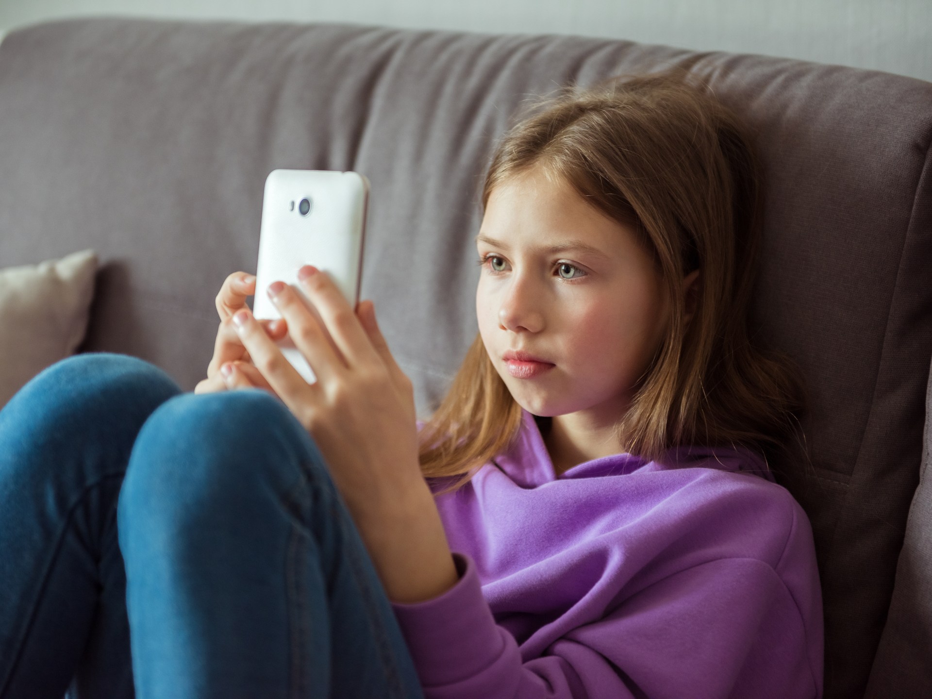 A global study linking the possession of smartphones early with the deterioration of mental health