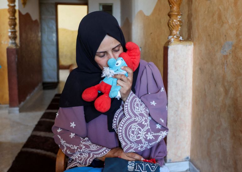 Palestinian Mother Iman Al-Nouri, Who Lost Two Of Her Children, OMAR and Amir, in the JULY 10 ISRAELI Strike While them Were Queuing For Supplements Near A Medical Center, Kisses A Soft Toy Belongings to her Son Siraj, Who was Wooded in the Same Strike and Is Being Treated at Al-Aqsa Martyrs Hospital, at her home in Deir Al-Balah, in the center gaza stream, JULY 15, 2025. Reuters/Ramadan Abed Tpx Images of the Day