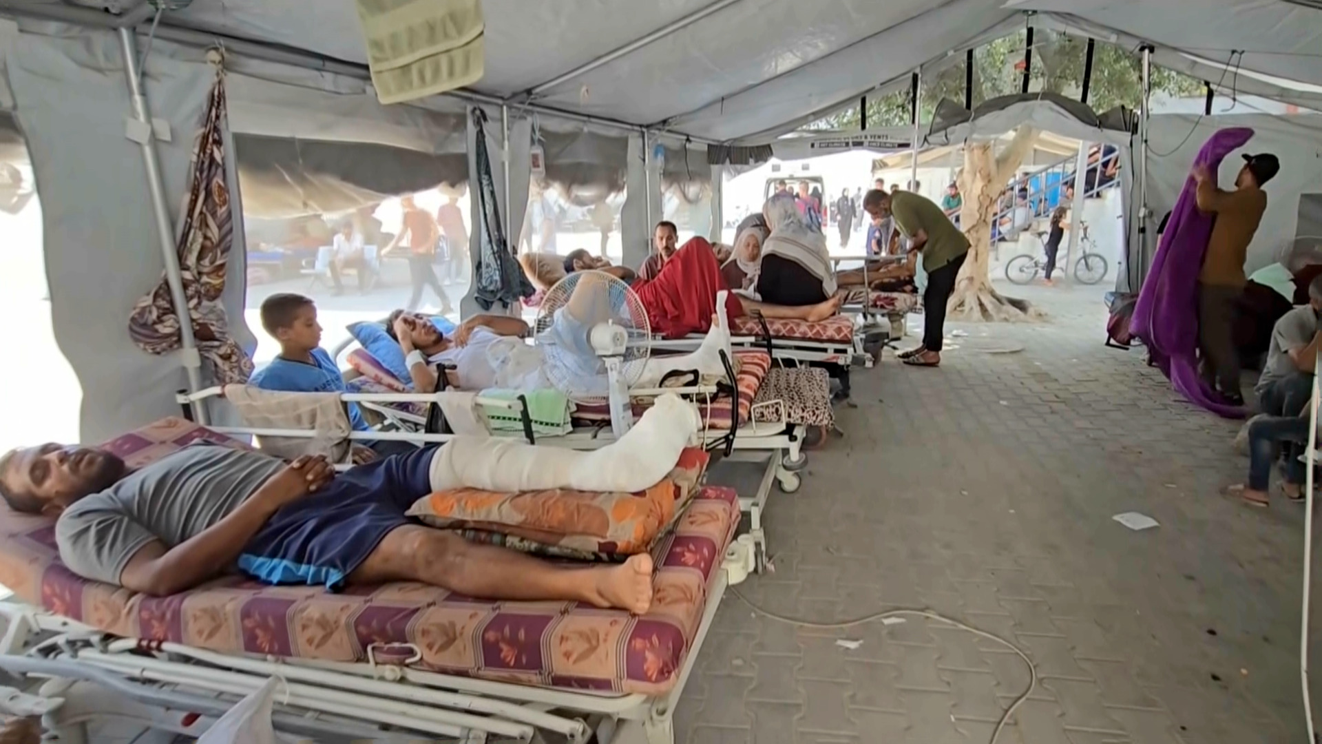Gaza Health: The forced evacuation of hospitals that Israel is imposing, endangering the lives of hundreds of patients