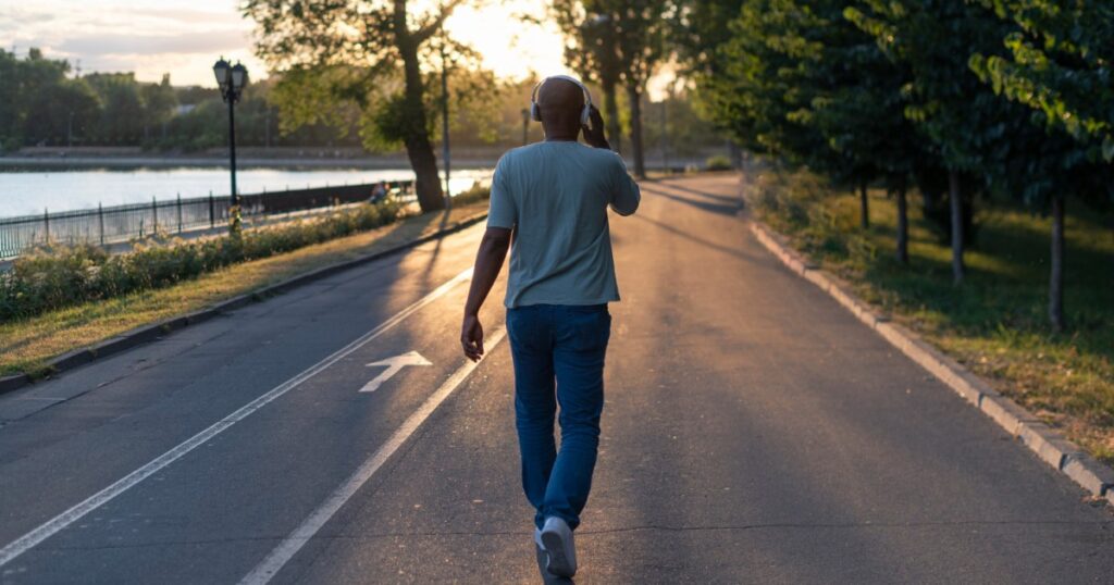 What are the benefits of urban walking?