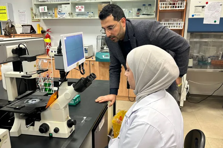 / Fatima Mahmoud Al Jazeera Net Nablus, Palestine An-Najah National University / Today, approximately 5 research students are training at the Neurological Center, and Susana conveyed to them her experience in scientific research, its methods, and the basic points for starting it.