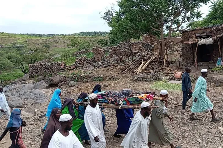 A local effort to transport a person in need of medical care in the Jebel Marra area - Al Jazeera Net