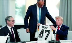 The German Chancellor gifts Trump a Manschaft shirt