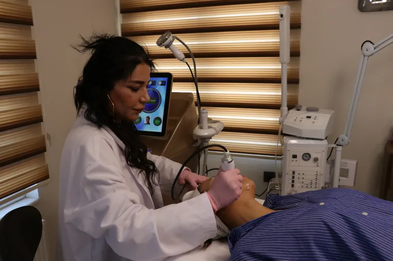 With the advantages it offers and the success it has achieved in the field of medical tourism in various specialties and diseases, Türkiye has occupied a prominent global position and has become a destination for visitors from various countries after it has made great strides ahead of competing countries. He pointed out that foreign patients previously mostly visited Turkey for dental treatment, hair transplantation and plastic surgery, but now Türkiye has become a destination for major surgeries such as organ transplantation and treatment of incurable diseases such as cancer. (Ayşe Yıldız - Anadolu Agency)