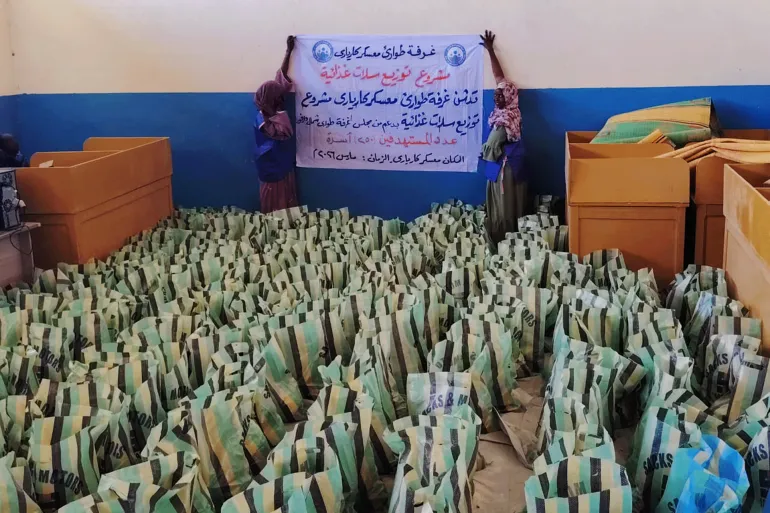 Volunteer efforts in a kitchen that cover only a small part of the swelling needs... Source: Al Jazeera Net