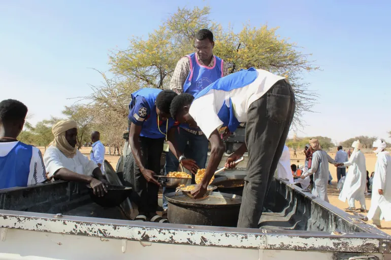 Kariari Emergency Room volunteers prepare meals for more than 7,000 families daily. Source: Al Jazeera Net