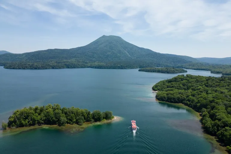 Deep in eastern Hokkaido, Lake Akan is a haven of both nature and tradition; It is surrounded by dense forests and volcanic mountains. (Publication is free for clients of the German News Agency “dpa”. The image may only be used with the aforementioned text and provided that its source is indicated.) Lens: dpa Photos: dpa