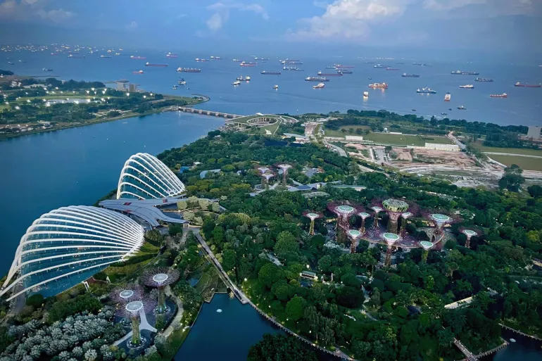A week in Singapore...a complete entertainment program Despite its small size, Singapore stands as an Asian icon that combines modernity, nature and culture. It is the city where skyscrapers meet rainforests, where technology blends with traditional Asian spirit. Therefore, it is one of the most impressive destinations for Arab tourists looking for a comprehensive trip that combines entertainment and shopping, family tranquility and nighttime adventures. If you would like to see more comprehensive information about the country itself, such as (weather/nature and geography/visas/restaurants...) you can read this article by clicking on the following link: /travel/2025/6/14/singapore-travel