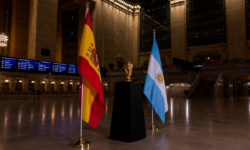 Countdown to the World Cup final.. The World Cup decorates the station "Grand Central" In New York