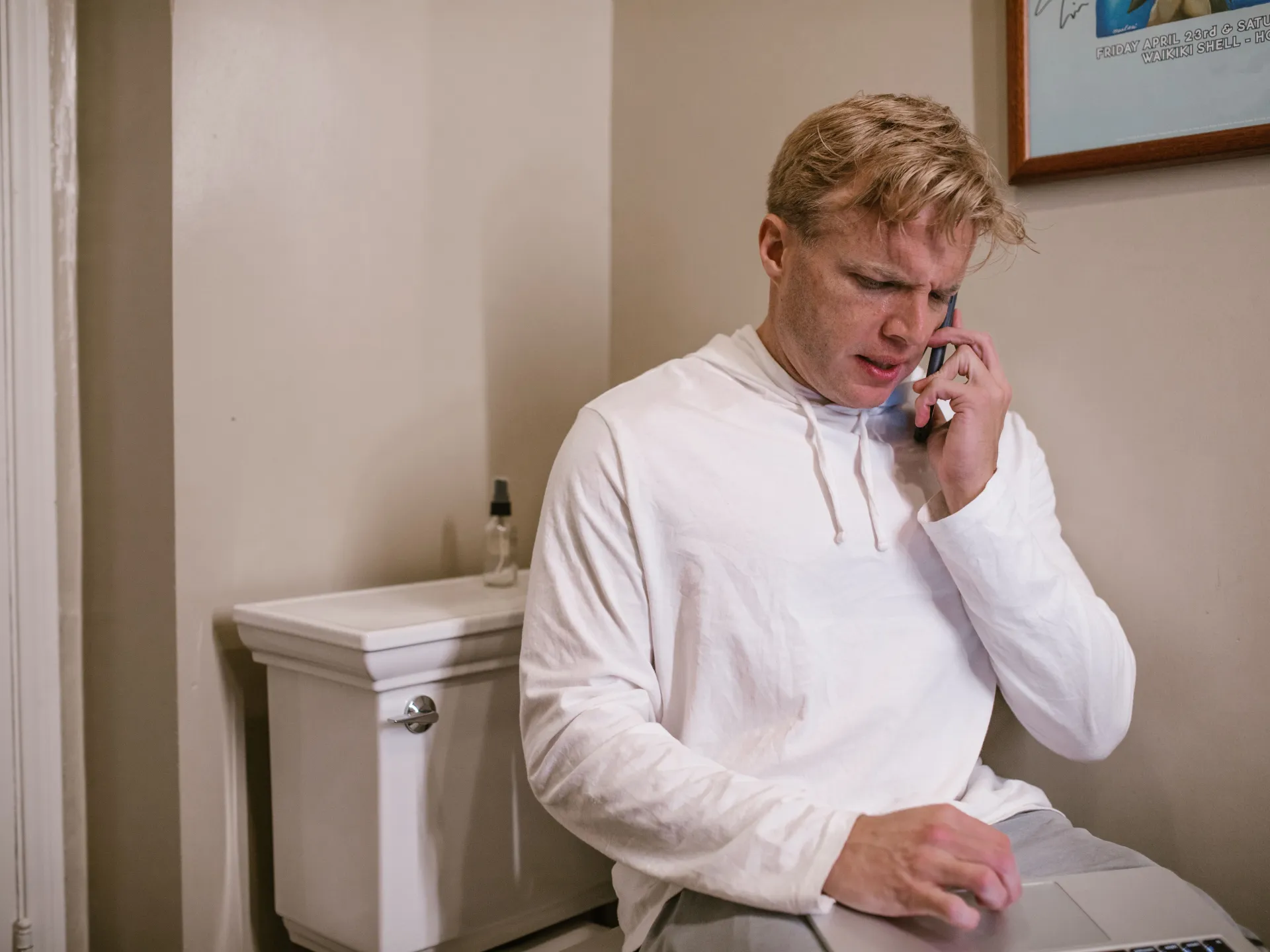 To avoid health consequences...a study warns against taking your phone to the toilet