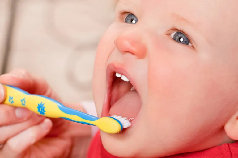 Untreated tooth decay may cause children pain, infections, and difficulty sleeping and eating (German)
