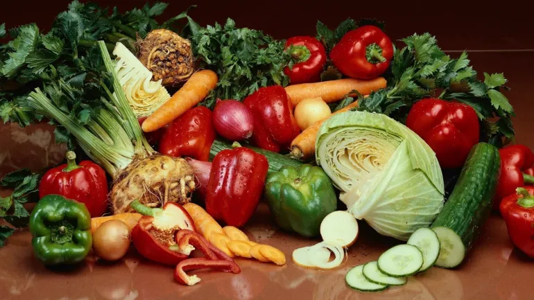 Healthy nutrition reduces cholesterol, which increases the risk of developing bile stones. Therefore, vegetables and fruits should be eaten three times a day, fish and meat should be eaten twice a week, and vegetarian meals should be eaten three times a week. (Publication is free for clients of the German News Agency “dpa”. The image may only be used with the aforementioned text and provided that its source is indicated.) Lens: dpa