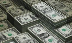 The dollar declines and the yen maintains its gains after a sudden rise