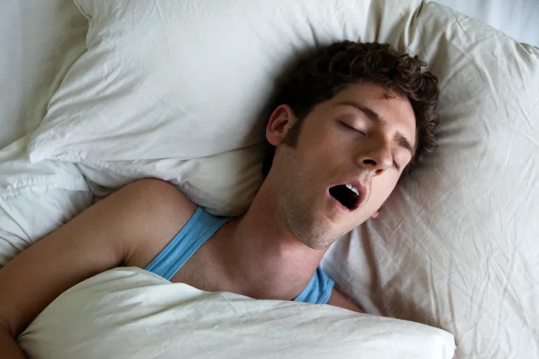 Obstructive apnea appears through symptoms such as loud or irregular snoring, feeling of suffocation, or gasping at night