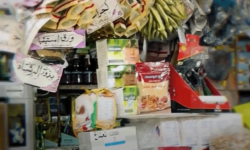 Why does apothecary medicine compete with pharmacies in Iraq?