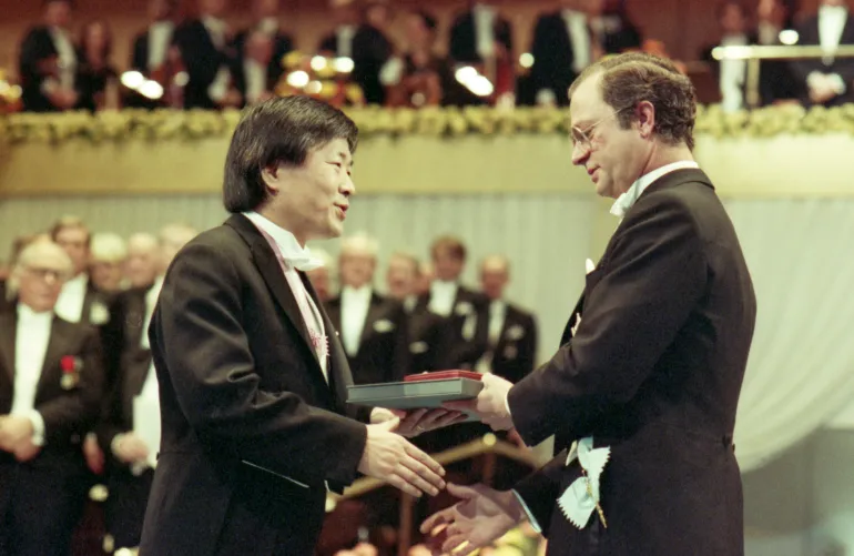 Nobel Medicine laureate Susumu Tonegawa, Japan, left, being awarded his Nobel Prize in Medicine by King Carl Gustaf, right, at the presentations on Dec. 10, 1987, in Stockholm, Sweden. (AP Photo/Tobbe Gustavsson)