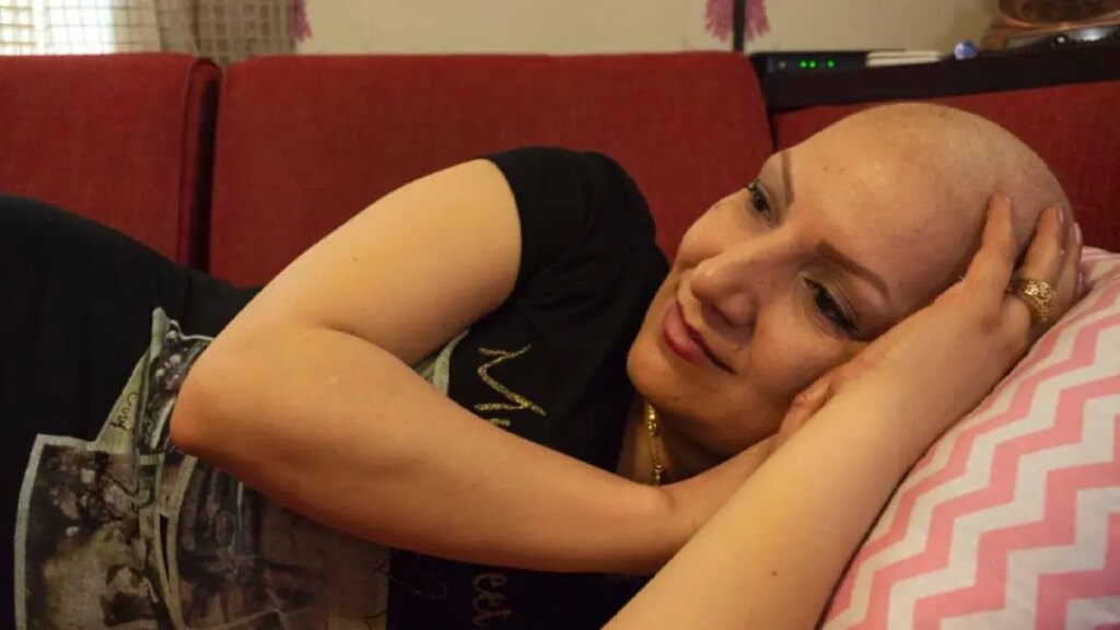 "I don't fear death"..An inspiring story of an Iranian woman who faced cancer 8 times
